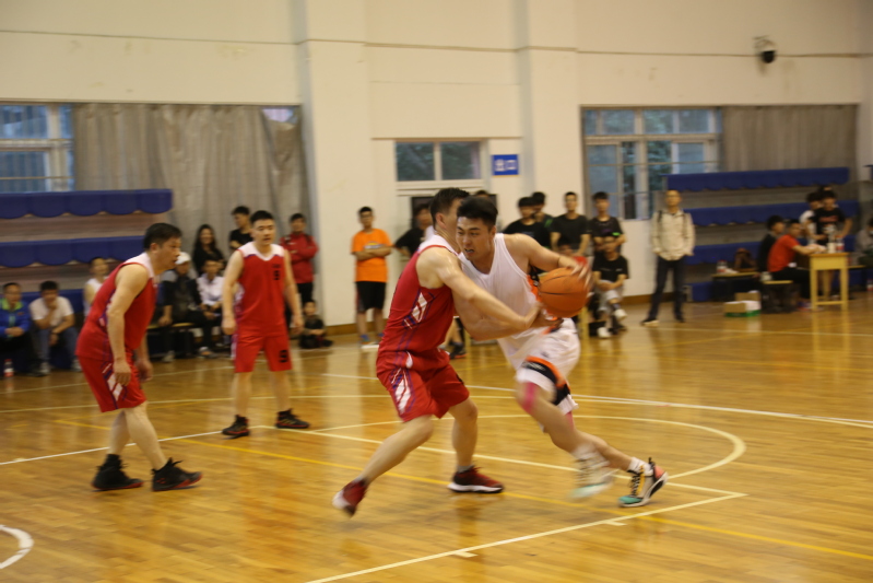  沃尔夫斯堡定位球防守严密，成功化解对手多次威胁攻  