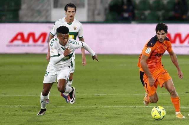  曼联防线漏洞频现，主场不敌升班马遭遇赛季首败  